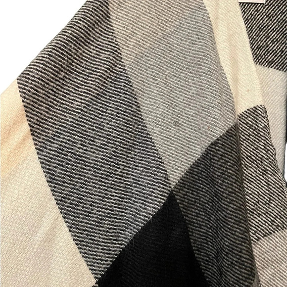 Slightly flawed Shawl - Picture 4 of 4